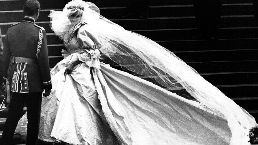 Диана Спенсер, будущая принцесса Уэльская, в свадебном платье, 1981 год