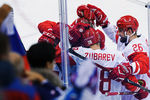 Игроки сборной России радуются забитому голу в полуфинальном матче Чехия - Россия 