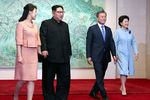 Лидеры КНДР и Южной Кореи Ким Чен Ын и Мун Джэин, и первые леди Ли Соль Чжу и Ким Джонсук во время встречи в демилитаризованной зоне, 27 апреля 2018 года