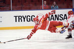 Чемпионат мира по хоккею с шайбой в Стокгольме, 1989 год. На фото: в падении шайбу выбивает Александр Могильный