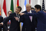 Президент Франции Эммануэль Макрон, президент США Дональд Трамп и премьер-министр Японии Синдзо Абэ на полях саммита G20 в Осаке, 28 июня 2019 года 