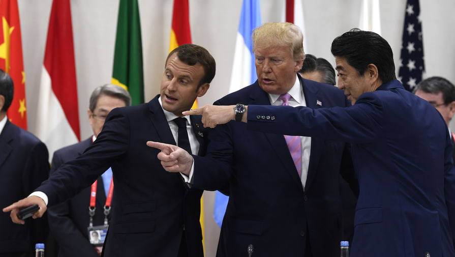 Президент Франции Эммануэль Макрон, президент США Дональд Трамп и премьер-министр Японии Синдзо Абэ на&nbsp;полях саммита G20 в&nbsp;Осаке, 28 июня 2019 года 