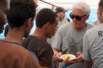 Ричард Гир раздает еду мигрантам на борту испанского гуманитарного судна Open Arms, курсирующего в Средиземном море, август 2019 года