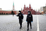 Сотрудники полиции на опустевшей Красной площади в Москве, 30 марта 2020 года