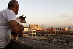 Местный житель смотрит на разрушенный взрывом порт Бейрута, 7 августа 2020 года