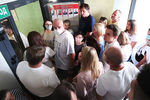 Местные жители в очереди на избирательный участок в день выборов президента Белоруссии, 9 августа 2020 года