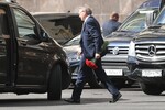 Уполномоченный при президенте РФ по защите прав предпринимателей Борис Титов у Дома союзов в Москве, 3 сентября 2022 года