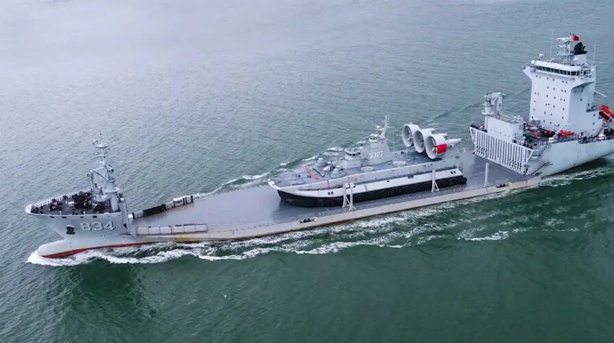 ВМС Китая показали уникальное судно для перевозки боевых кораблей