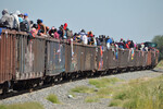 Мигранты пытаются добраться на поезде из Мексики в США, 20 сентября 2023 года