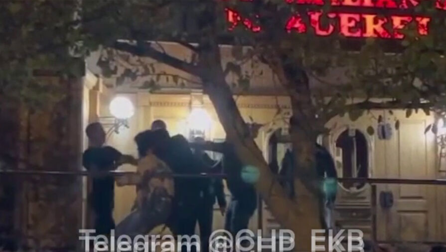 В Екатеринбурге девушка получила кулаком в лицо, попытавшись разнять дерущихся мужчин