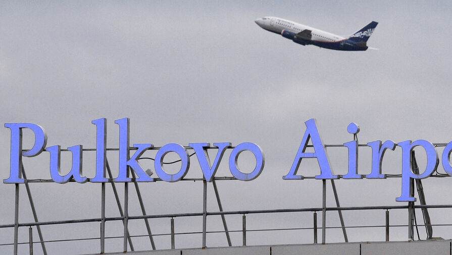 Мужчина открыл аварийный люк самолета во время задержки рейса в Пулково