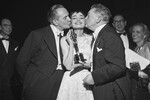 Одри Хепберн со статуэткой премии «Оскар» за лучшую женскую роль в фильме «Римские каникулы» и актеры Фредрик Марч и Джин Хершольт, 1954 год