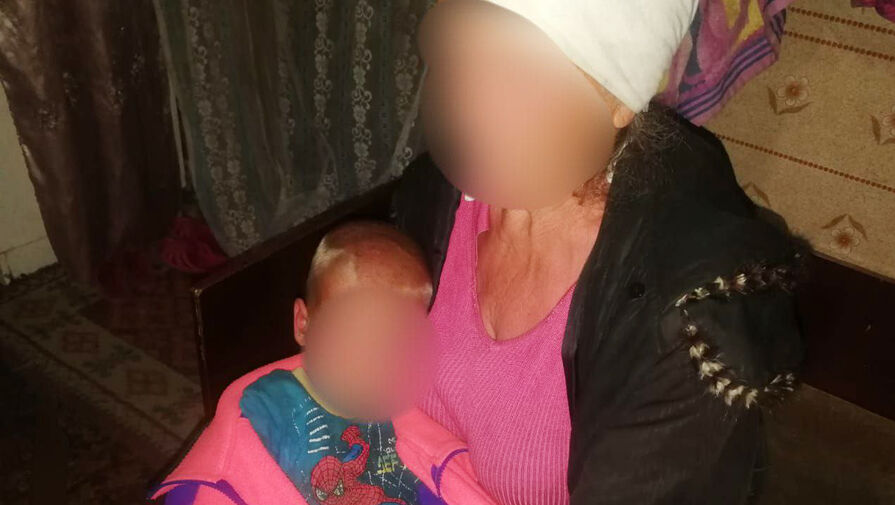 В Кемеровской области пропавшего двухлетнего мальчика нашли спящим в траве 