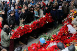 Люди возлагают цветы к мемориалу в память о погибших в катастрофе Boeing-737-800 в аэропорту Ростова-на-Дону
