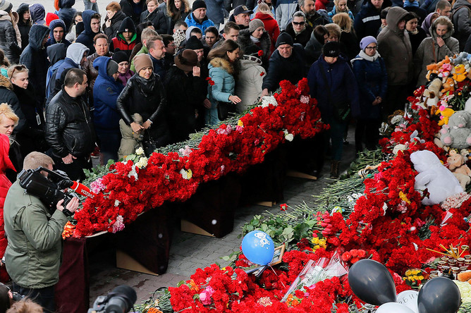 Люди возлагают цветы к мемориалу в память о погибших в катастрофе Boeing-737-800 в аэропорту Ростова-на-Дону