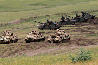 Боевые машины пехоты Bradley и танки M1A2 Abrams армии США принимают участие в совместных военных учениях НАТО в Вазиани в окрестностях Тбилиси