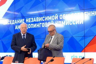 Виталий Смирнов (слева) и ответственный секретарь антидопинговой комиссии ОКР Леонид Мирошниченко