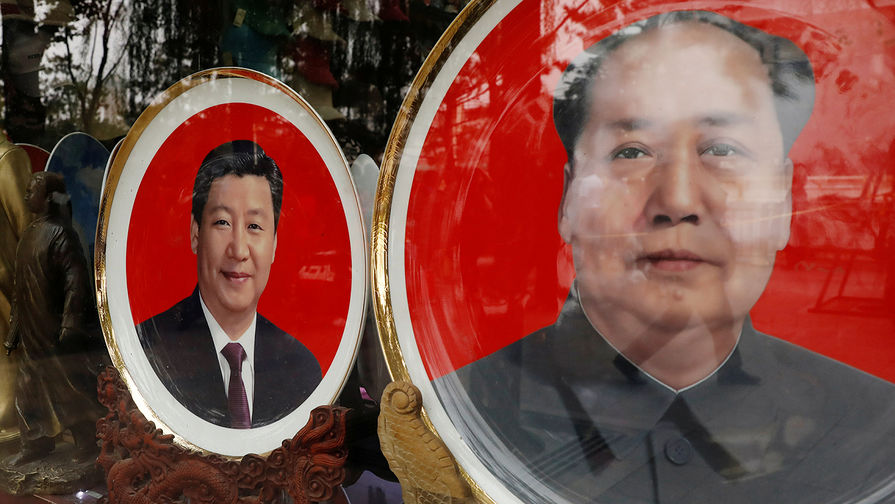 Сувениры с изображением председателя КНР Си Цзиньпина и бывшего председателя Мао Цзэдуна во время XIX-го съезда компартии Китая в Пекине, октябрь 2017 года