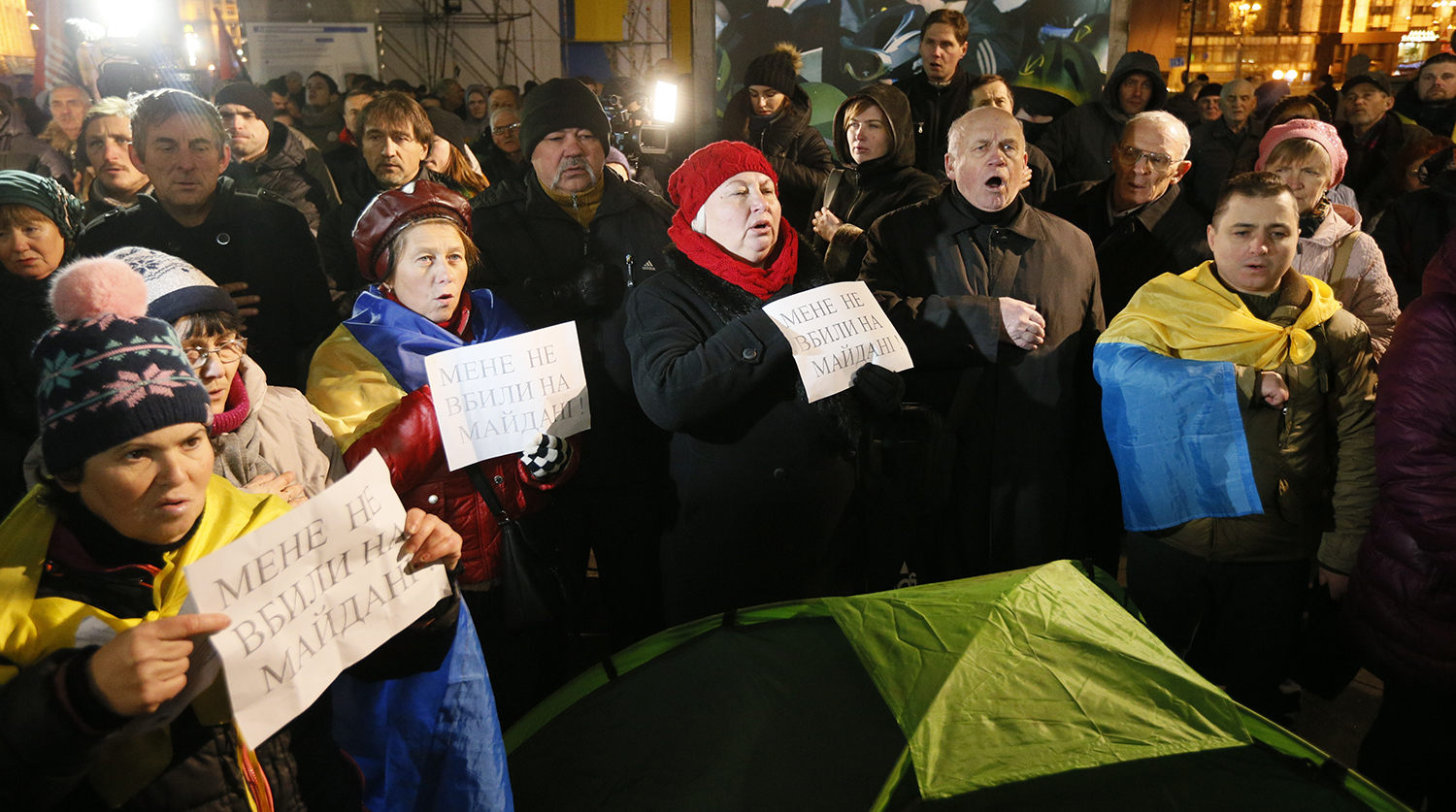 Националисты и их сторонники во время исполнения национального гимна на митинге в годовщину «майдана» в Киеве, 21 ноября 2017 года