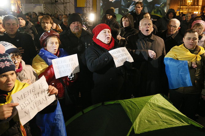 Националисты и их сторонники во время исполнения национального гимна на митинге в годовщину «майдана» в Киеве, 21 ноября 2017 года
