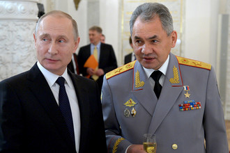 Президент РФ Владимир Путин и министр обороны РФ Сергей Шойгу во время встречи с военнослужащими Вооруженных сил РФ, принимавшими участие в антитеррористической операции в Сирий, в Георгиевском зале Большого Кремлевского дворца, 28 декабря 2017 декабря