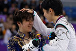 Ханью поздравляет своего коллегу по сборной Японии Шому Уно с серебром Олимпийских игр, 2018 год