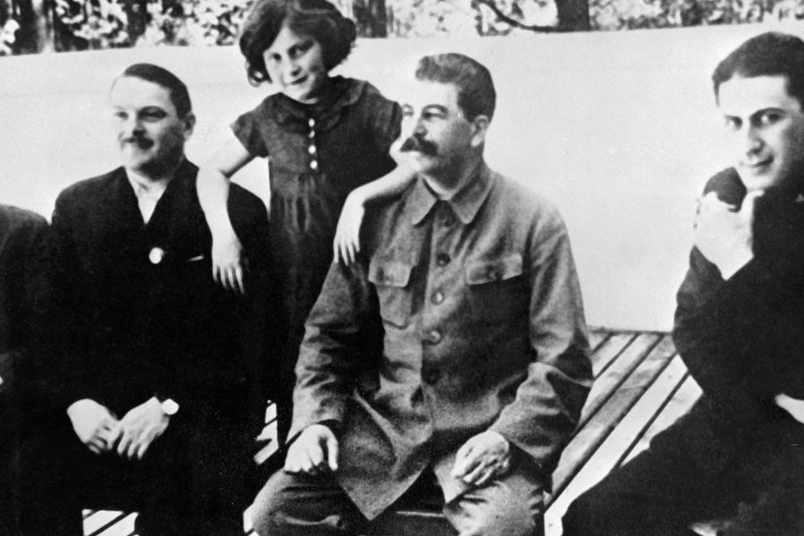 Генеральный секретарь ЦК партии Иосиф Виссарионович Сталин (второй справа), секретарь ЦК Андрей Александрович Жданов (второй слева) и дети И.В. Сталина Василий (слева), Светлана (второй слева) и Яков (справа), 1930 год