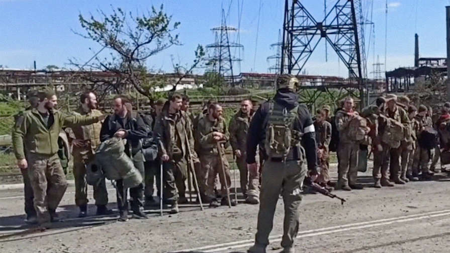 Минобороны показало видео со сдачей в плен боевиков с Азовстали
