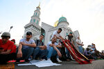 Верующие перед началом торжественного намаза в день праздника жертвоприношения Курбан-байрам у Московской Соборной мечети, 9 июля 2022 года