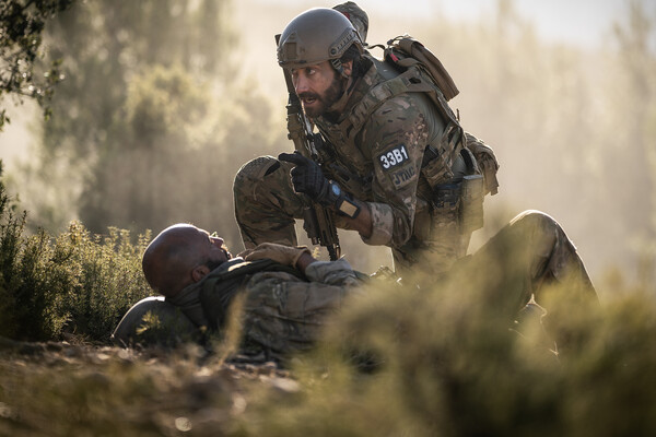 Джейк Джилленхол и Дар Салим в&nbsp;фильме &laquo;Переводчик&raquo; (2022)

