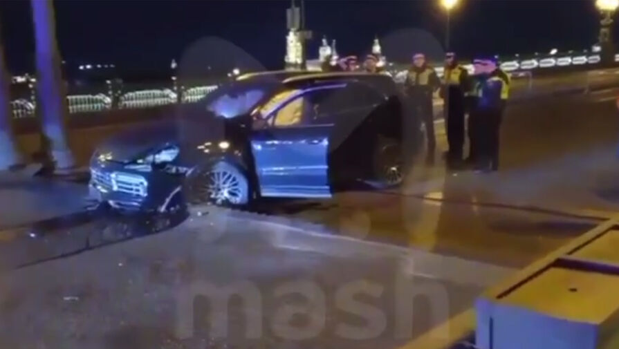 В Петербурге Porsche протаранил разведенный Троицкий мост