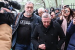 Никита Высоцкий и Михаил Ефремов, покинувший исправительную колонию №4 по условно-досрочному освобождению, у своего дома в Москве, 9 апреля 2025 года