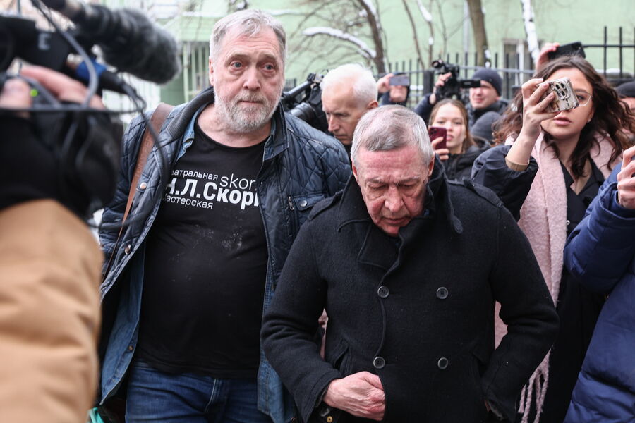 Никита Высоцкий и Михаил Ефремов, покинувший исправительную колонию №4 по&nbsp;условно-досрочному освобождению, у&nbsp;своего дома в&nbsp;Москве, 9&nbsp;апреля 2025&nbsp;года
