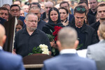 Полина Корнеева (Копылова) с цветами на церемонии прощания перед захоронением бывшего министра транспорта РФ Старовойта на Смоленском кладбище в Санкт-Петербурге, 11 июля 2025 года