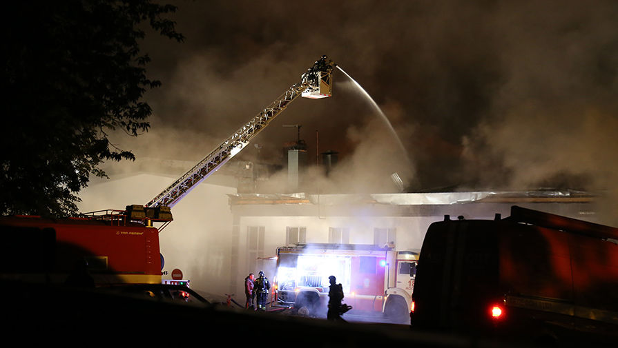 На месте пожара в Москве обнаружены тела восьми спасателей