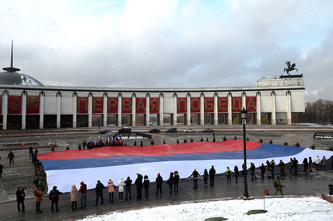 Во время торжественной демонстрации флага России в Парке Победы