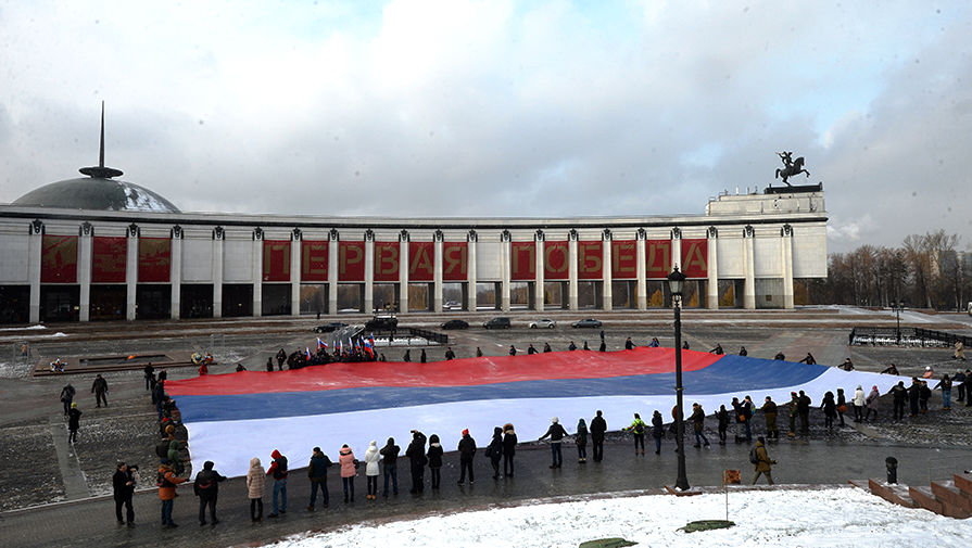 Во время торжественной демонстрации флага России в Парке Победы
