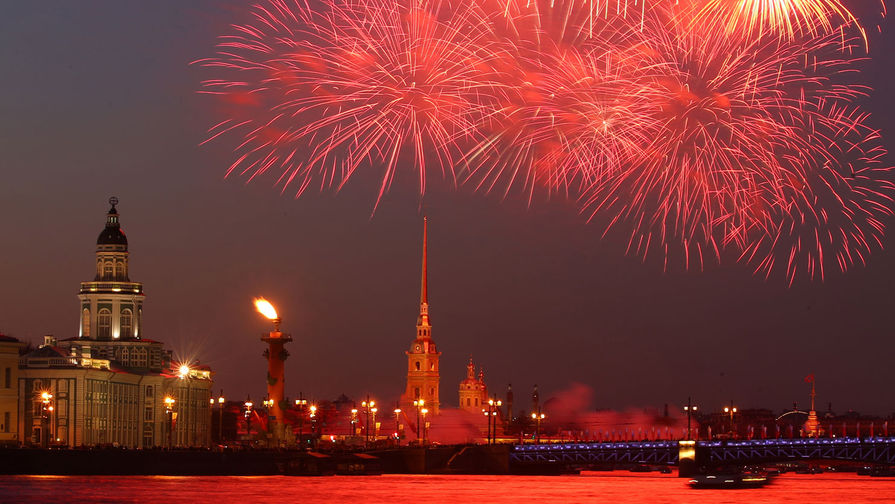 Праздничный салют в честь Дня Победы в Санкт-Петербурге