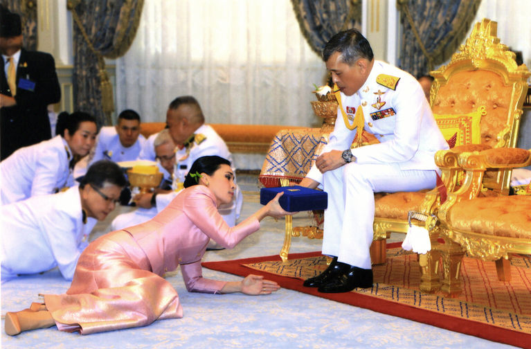 Король Таиланда Маха Вачиралонгкорн и его супруга, генерал Сутхида Вачиралонгкорн, во время церемонии бракосочетания во дворце Дусит в&nbsp;Бангкоке, 1 мая 2019 года
