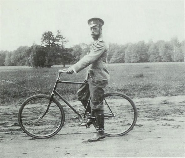 Николай II и вся царская семья довольно часто летом катались на&nbsp;велосипедах 