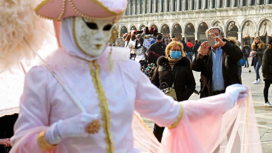 Люди в масках во время Венецианского карнавала в Италии, февраль 2020 года