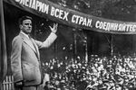 Поэт Владимир Маяковский (1893-1930) выступает на митинге перед красноармейцами. Москва, 1929 год. 