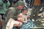 Спасатели извлекают из-под завалов мальчика, пострадавшего в результате землетрясения, 31 мая 1995 года
