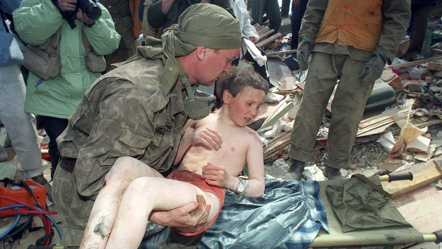 Спасатели извлекают из-под завалов мальчика, пострадавшего в&nbsp;результате землетрясения, 31 мая 1995 года