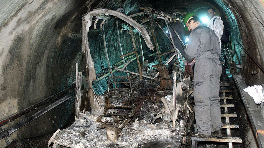 Рабочий смотрит на&nbsp;сгоревшую канатную дорогу в&nbsp;тоннеле, ноябрь 2000 года