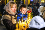 Прихожане во время праздничного богослужения по случаю Рождества Христова в Казанском кафедральном соборе в Санкт-Петербурге