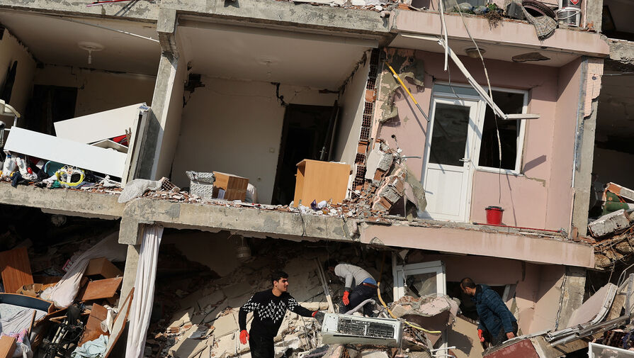 Число погибших из-за землетрясений в Турции возросло до 17674