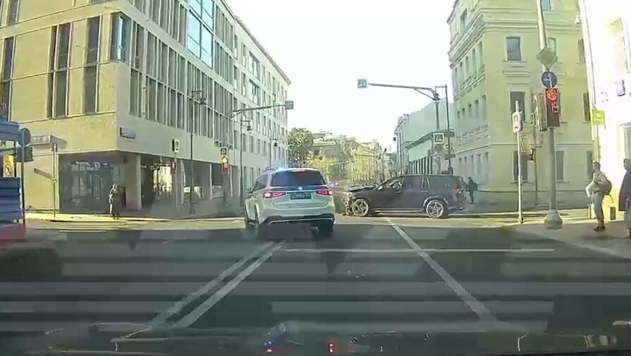 В центре Москве кортеж с мигалками попал в ДТП