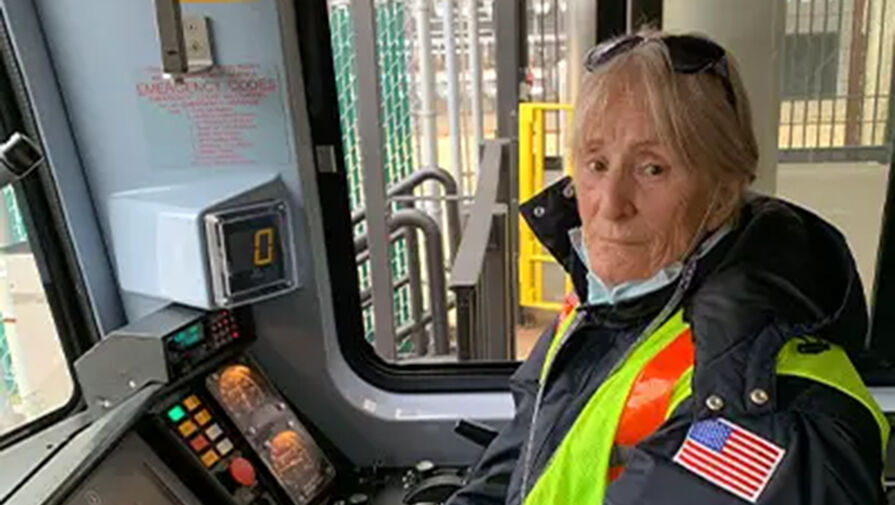 81-летняя женщина стала старейшей в мире машинисткой