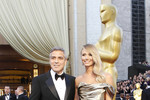 Джордж Клуни, номинант в категории «лучший актер» «Потомки» (с подругой Стейси Кейблер)
